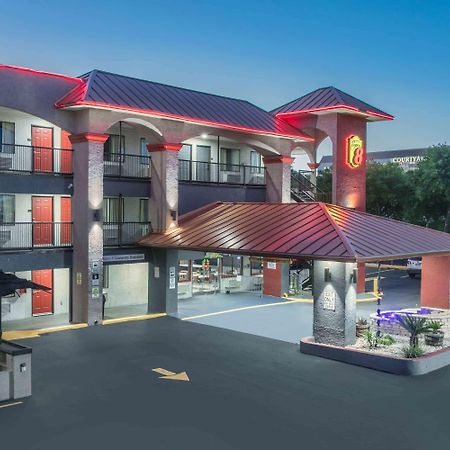 Super 8 By Wyndham Austin University/Downtown Area Экстерьер фото